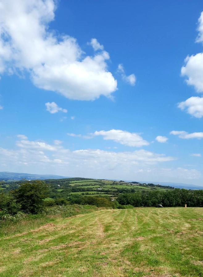 Summit Camping Kit Hill Cornwall Panoramic Views Grass Pitch From 15Pn Or Bella Bell Tent 75Pn Callington Eksteriør billede
