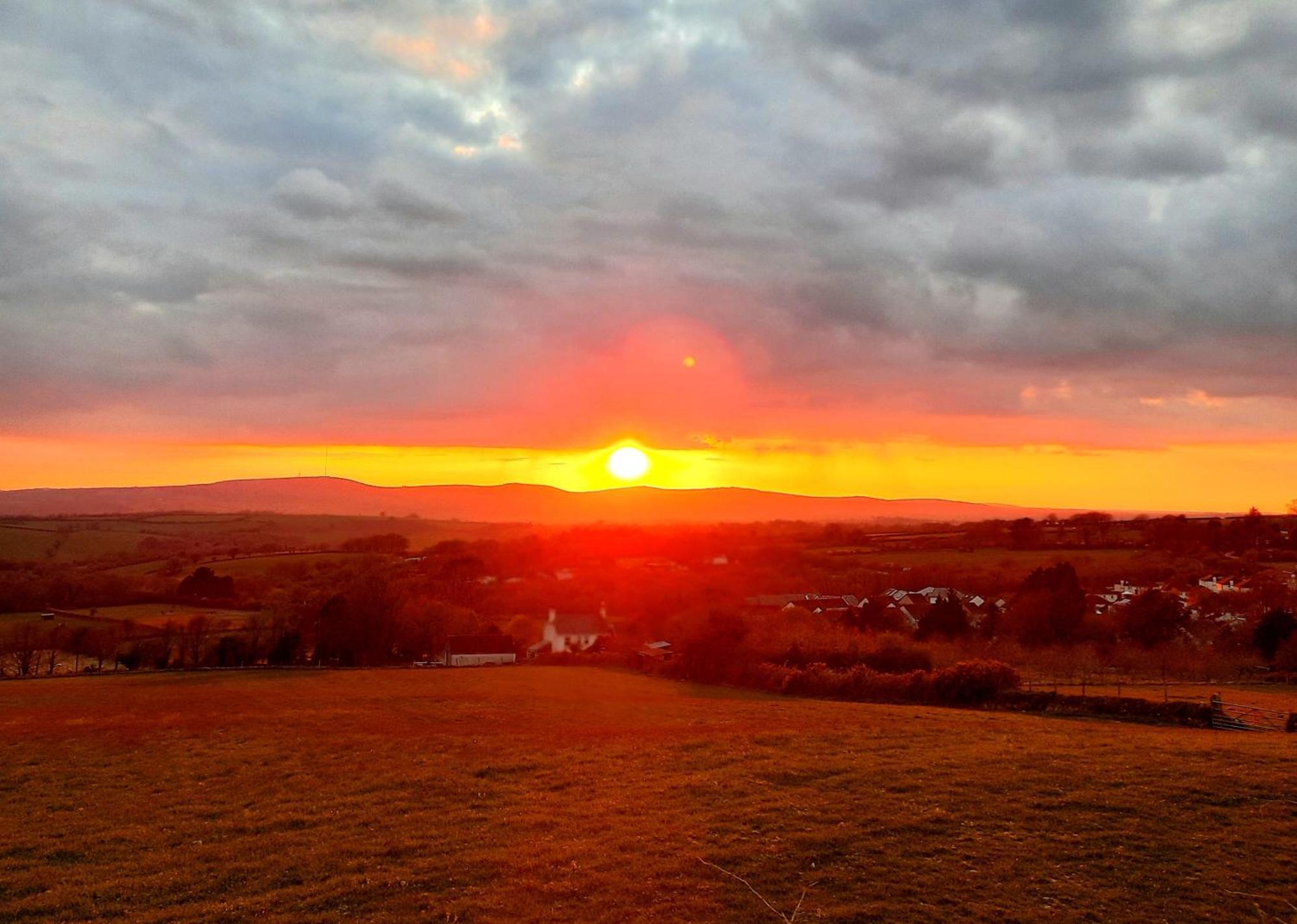 Summit Camping Kit Hill Cornwall Panoramic Views Grass Pitch From 15Pn Or Bella Bell Tent 75Pn Callington Eksteriør billede